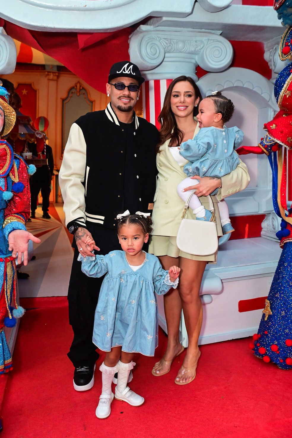 Neymar e Bruna Biancardi com Mavie e Mel — Foto: Leo Franco / AgNews