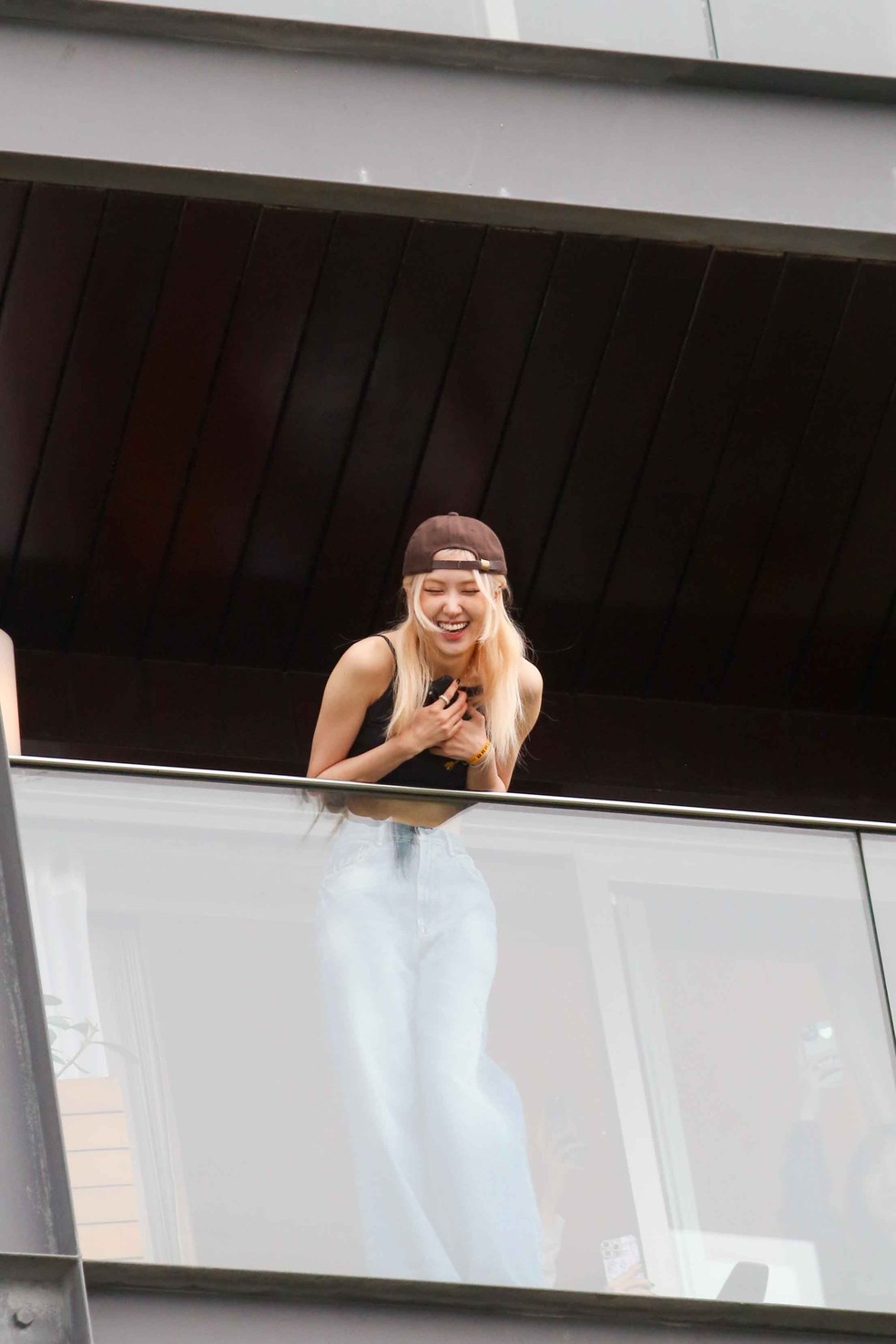 Rosé, do BLACKPINK, se diverte acenando para fãs em hotel no Rio de Janeiro