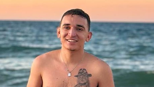 João Gomes posa sem camisa na praia e amigos famosos elogiam: 'Sereio'