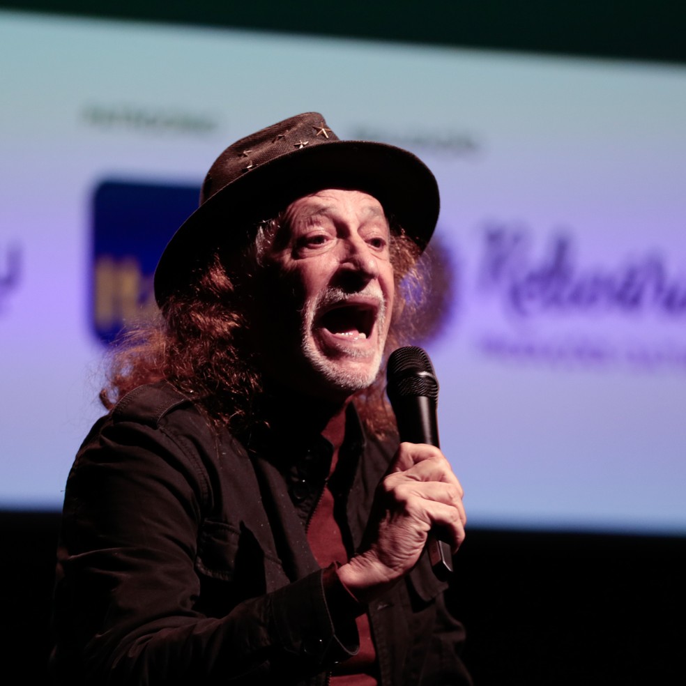 Alceu Valença faz aparição rara com a mulher em lançamento de biografia ...