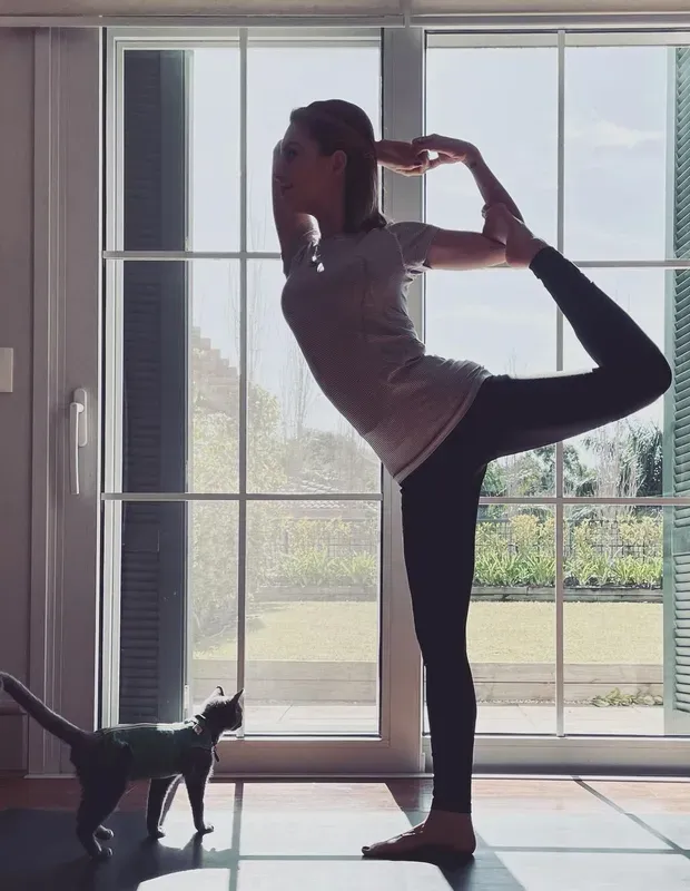 Sandy praticando ioga — Foto: Reprodução/Instagram