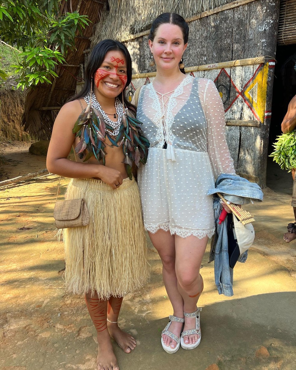 Lana Del Rey visitou comunidade indígena no Amazonas — Foto: Reprodução / Instagram
