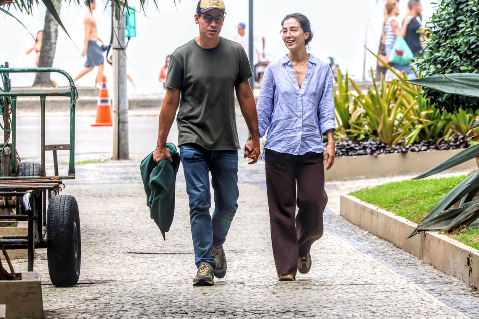 Marjorie Estiano passeia com o namorado, Márcio Maranhão, no Rio — Foto: Daniel Delmiro/AgNews