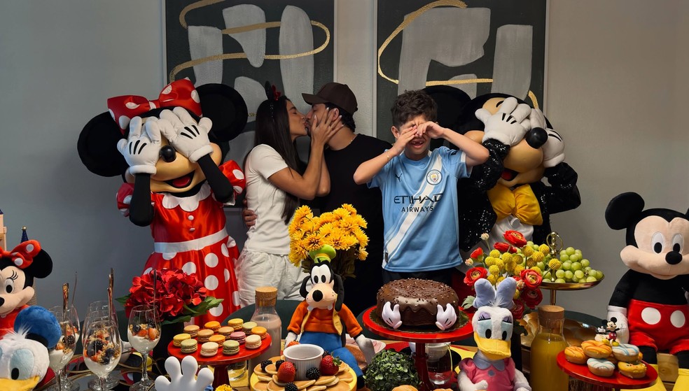 Gabriela Versiani e Murilo Huff curtem café da manhã em família com Mickey e Minnie em Orlando — Foto: Reprodução/Instagram