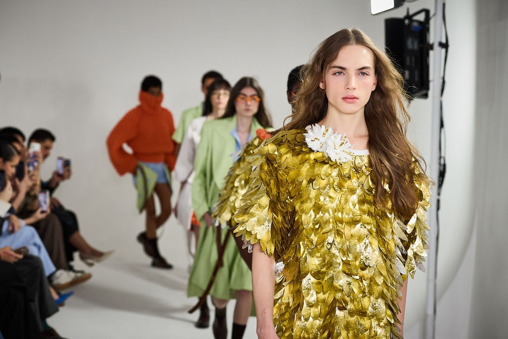 Augusto Paz amplia olhar sobre moda sob medida em novo desfile - QTU Questões do Universo