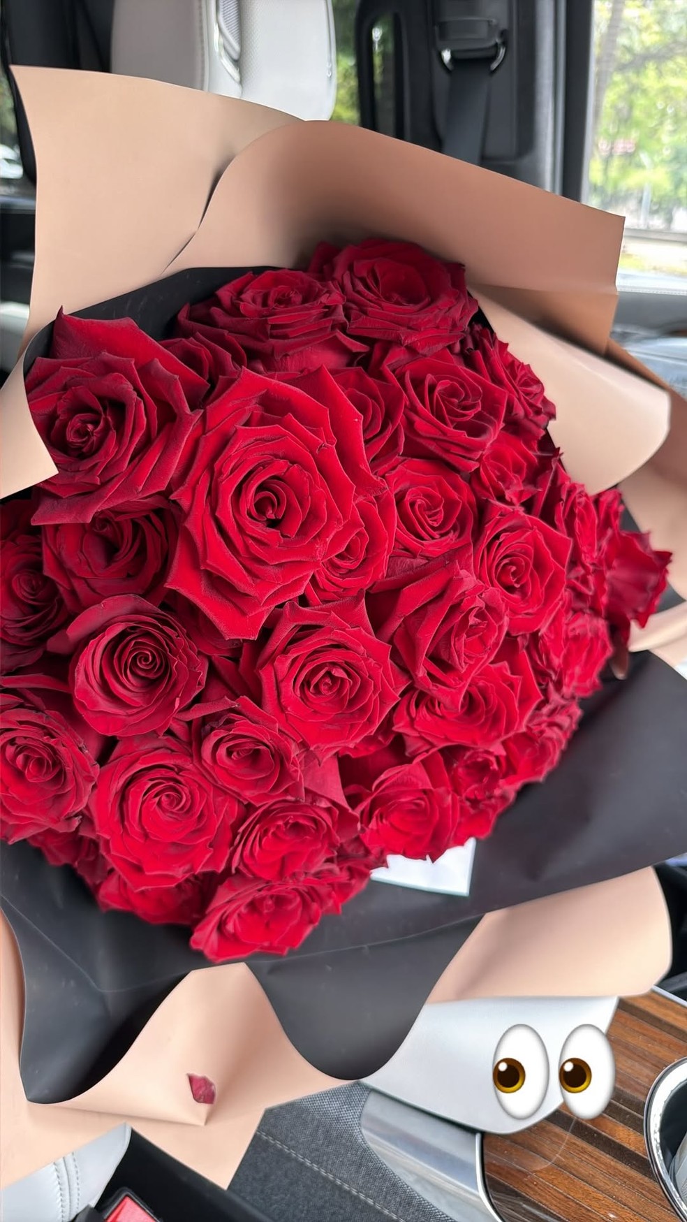 Manu Bahtidão recebeu buquê de rosas vermelhas — Foto: Reprodução/Instagram