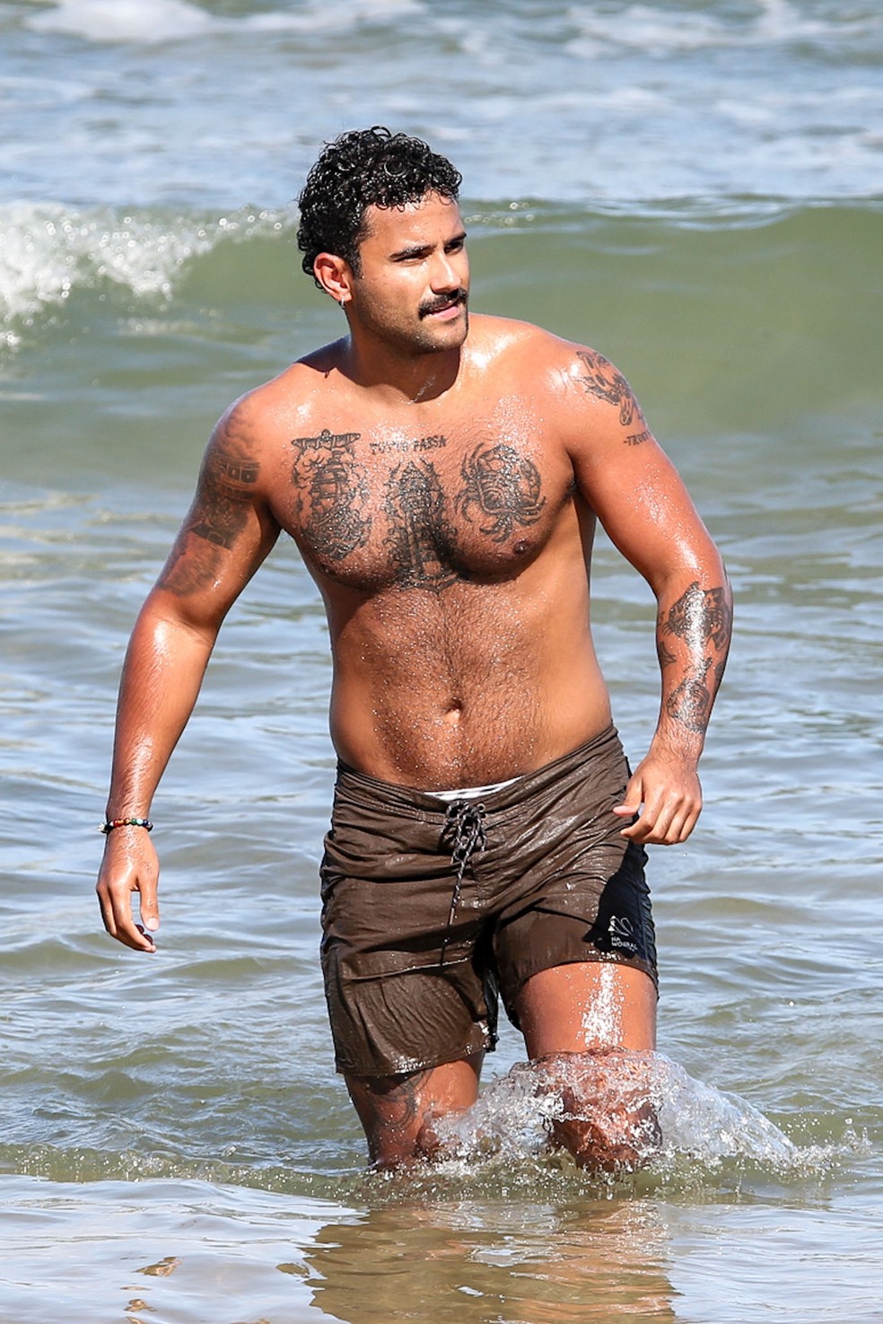 Lucas Pizane aproveitando a Praia do Forte, na Costa dos Coqueiros — Foto: Dilson Silva/AgNews
