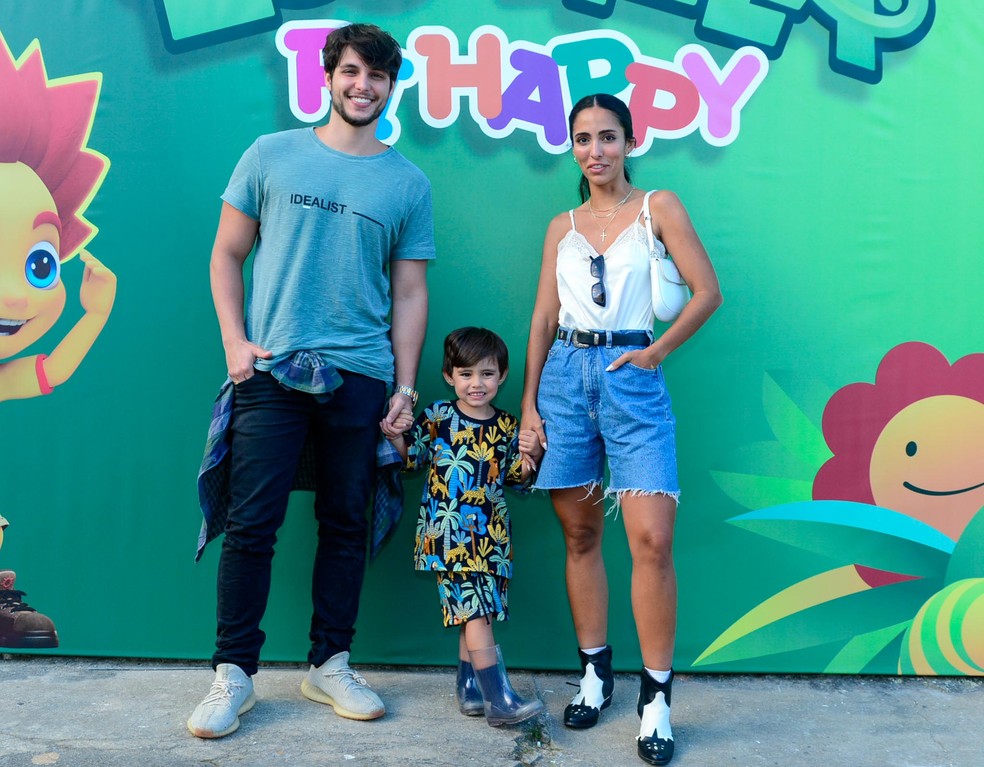 Bruno Guedes e Jade Seba com os filhos — Foto: Webert Belicio/AgNews