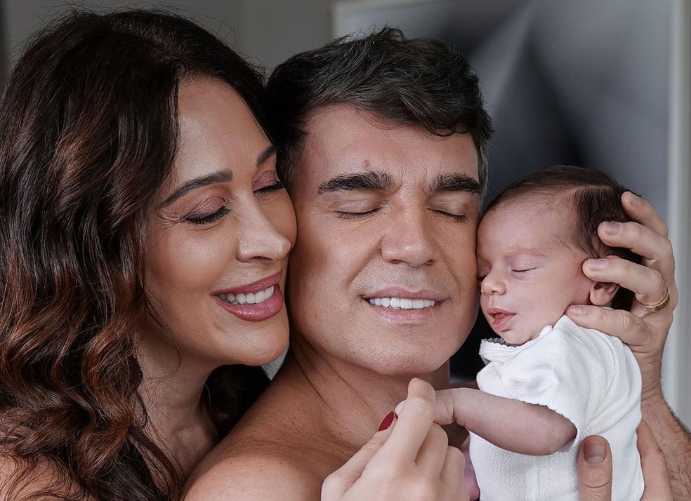 Claudia Raia e o marido, Jarbas Homem de Mello, e o filho, Luca — Foto: Reprodução/Instagram @estudio_thalitacastanha