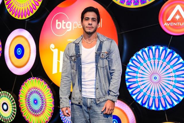 Rodrigo Simas, Draysson Menezzes e elenco de 'Hair' recebem amigos e ...