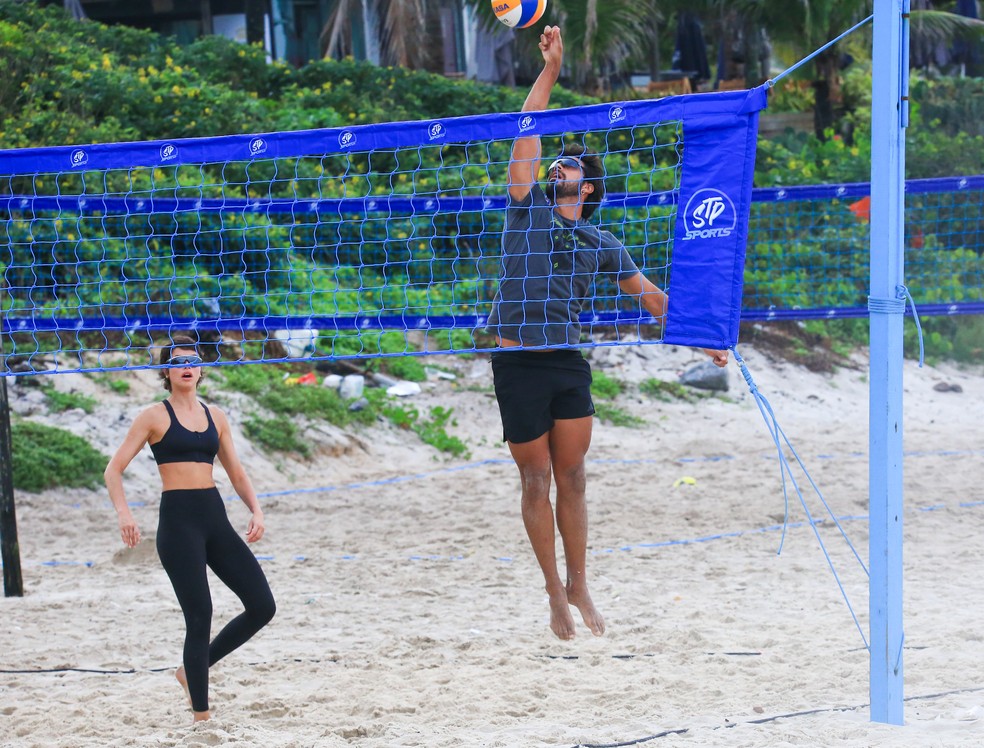 Agatha Moreira e Rodrigo Simas n&atilde;o se intimidam com tempo nublado e d&atilde;o check no treino de v&ocirc;lei de praia &mdash; Foto: Fabr&iacute;cio Pioyani/Agnews