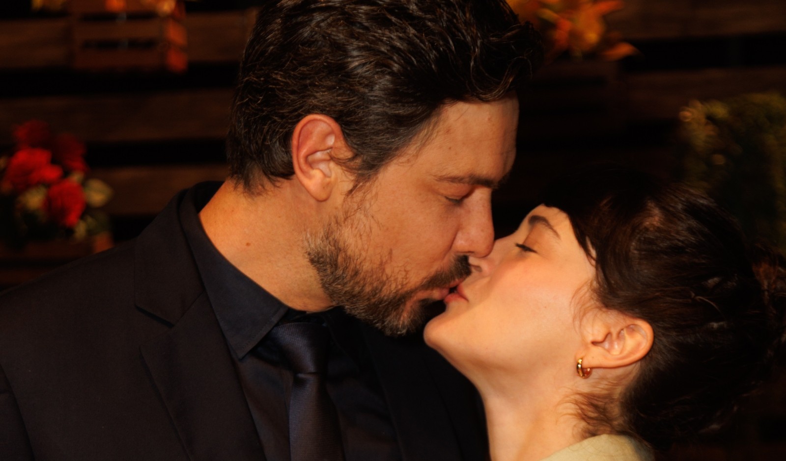 Sergio Guizé e Bianca Bin se beijam antes de estreia de espetáculo em SP