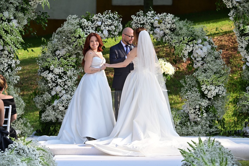 Mari Fernandez e Júlia Ribeiro se casam em cerimônia luxuosa no ...