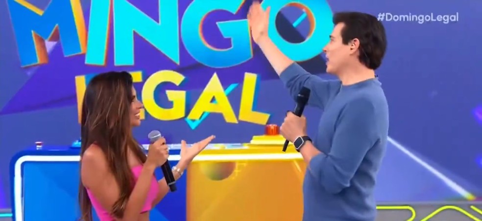 Celso Portiolli se despede de Isabella Arantes no palco do 'Domingo Legal' — Foto: Reprodução