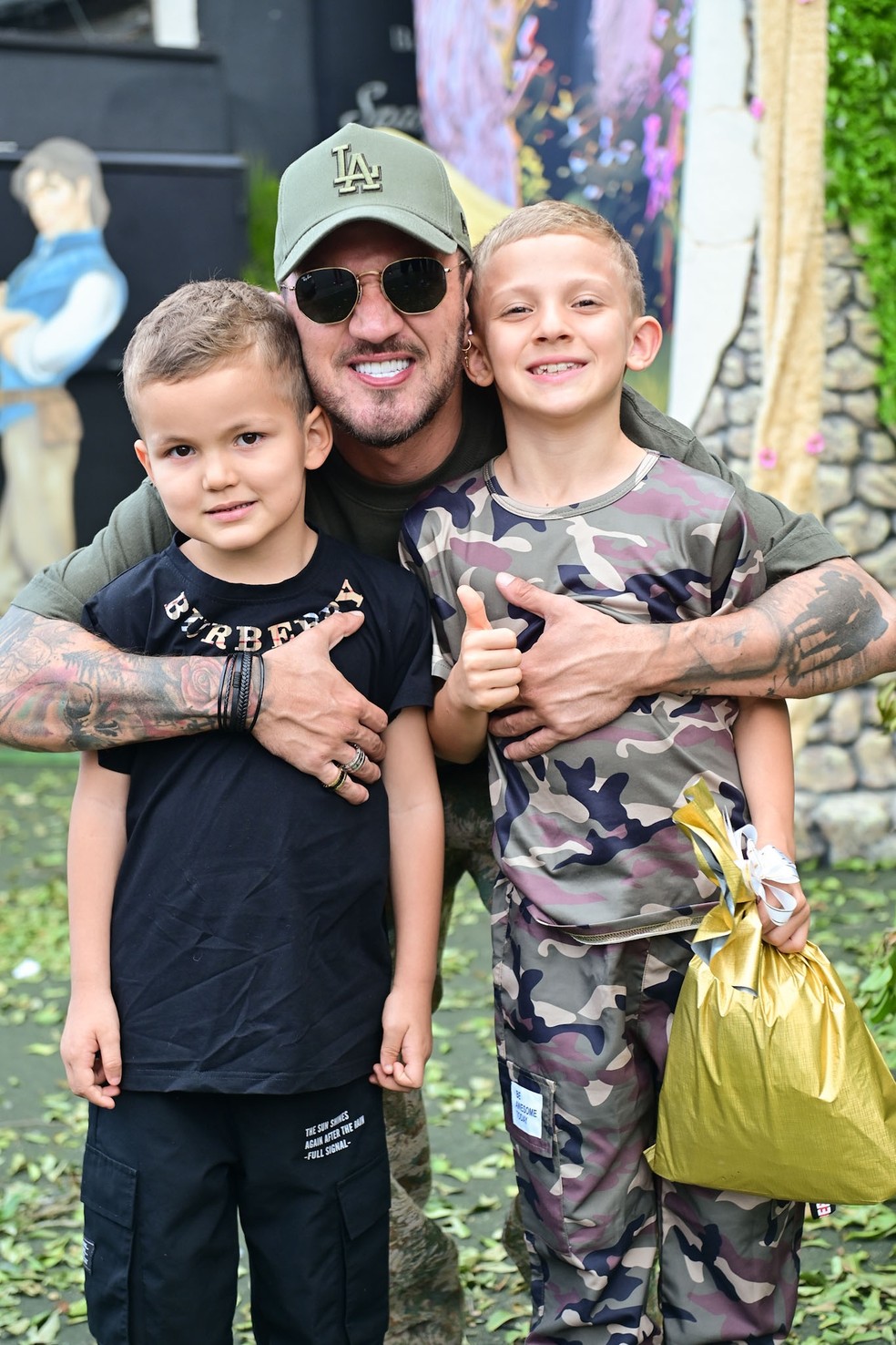 Christian Figueiredo e os filhos, Gael e Nikki — Foto: Leo Franco / AgNews