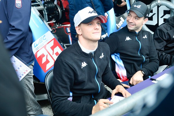 Filho de Michael Schumacher distribui autógrafos em Interlagos