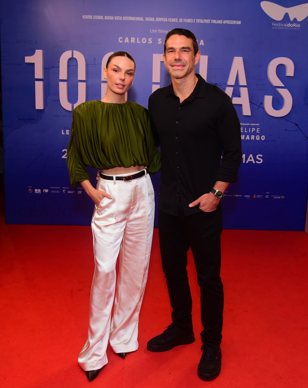 Isis Valverde e Marcus Buaiz trocam beijos na pré-estreia de '100 Dias', no Festival do Rio — Foto: Webert Belicio/AgNews