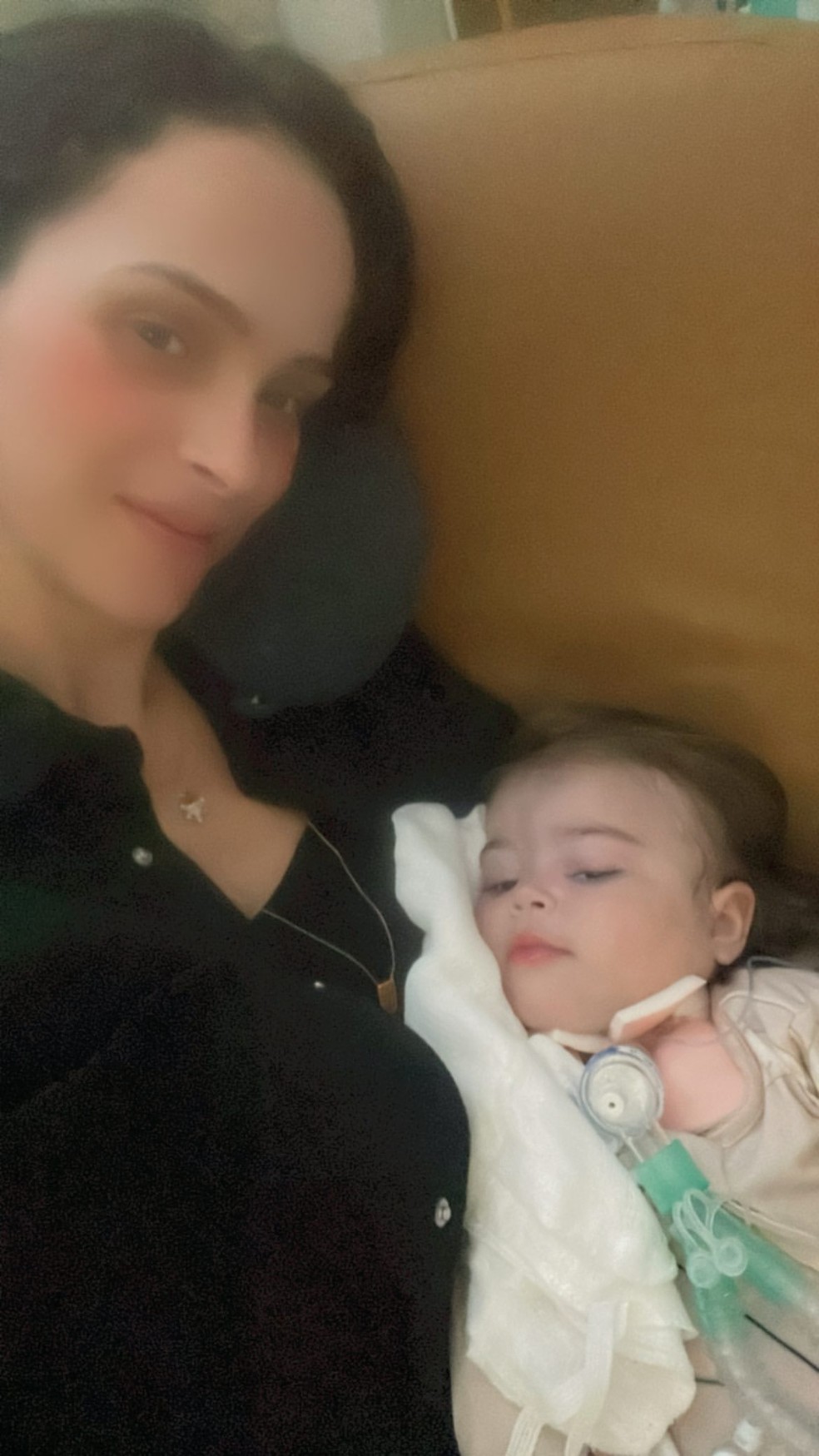 Letícia Cazarré e a filha, Maria Guilhermina — Foto: Reprodução / Instagram