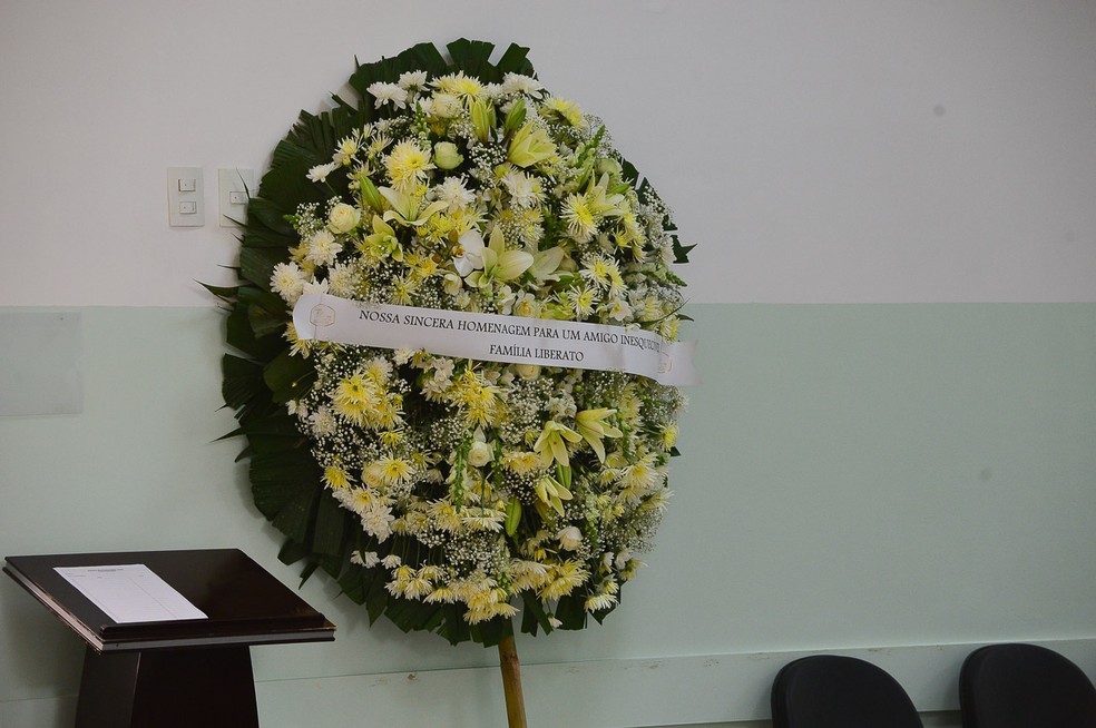 Coroa enviada pela família de Augusto Liberato — Foto: Francisco Cepeda/AgNews