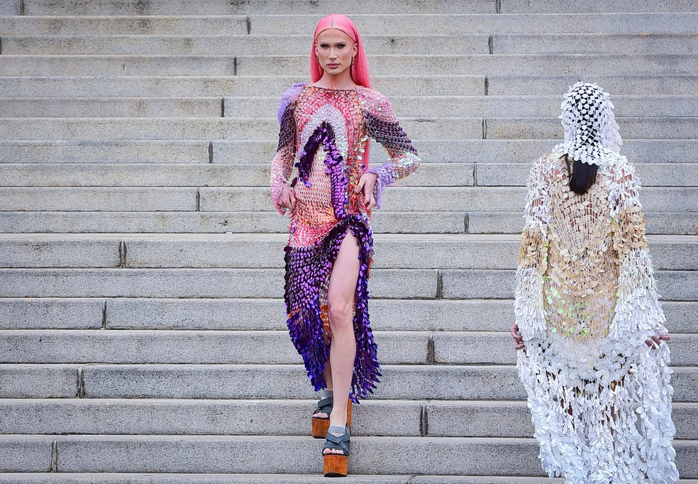 Após fazer história em Paris, Halessia desfila na SPFW