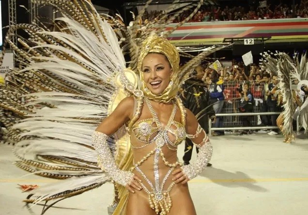 2011: A apresentadora representou as riquezas de Dubai no desfile da escola. Neste ano, ela já saiu à frente dos ritmistas da agremiação. — Foto: Agnews/Brazil News