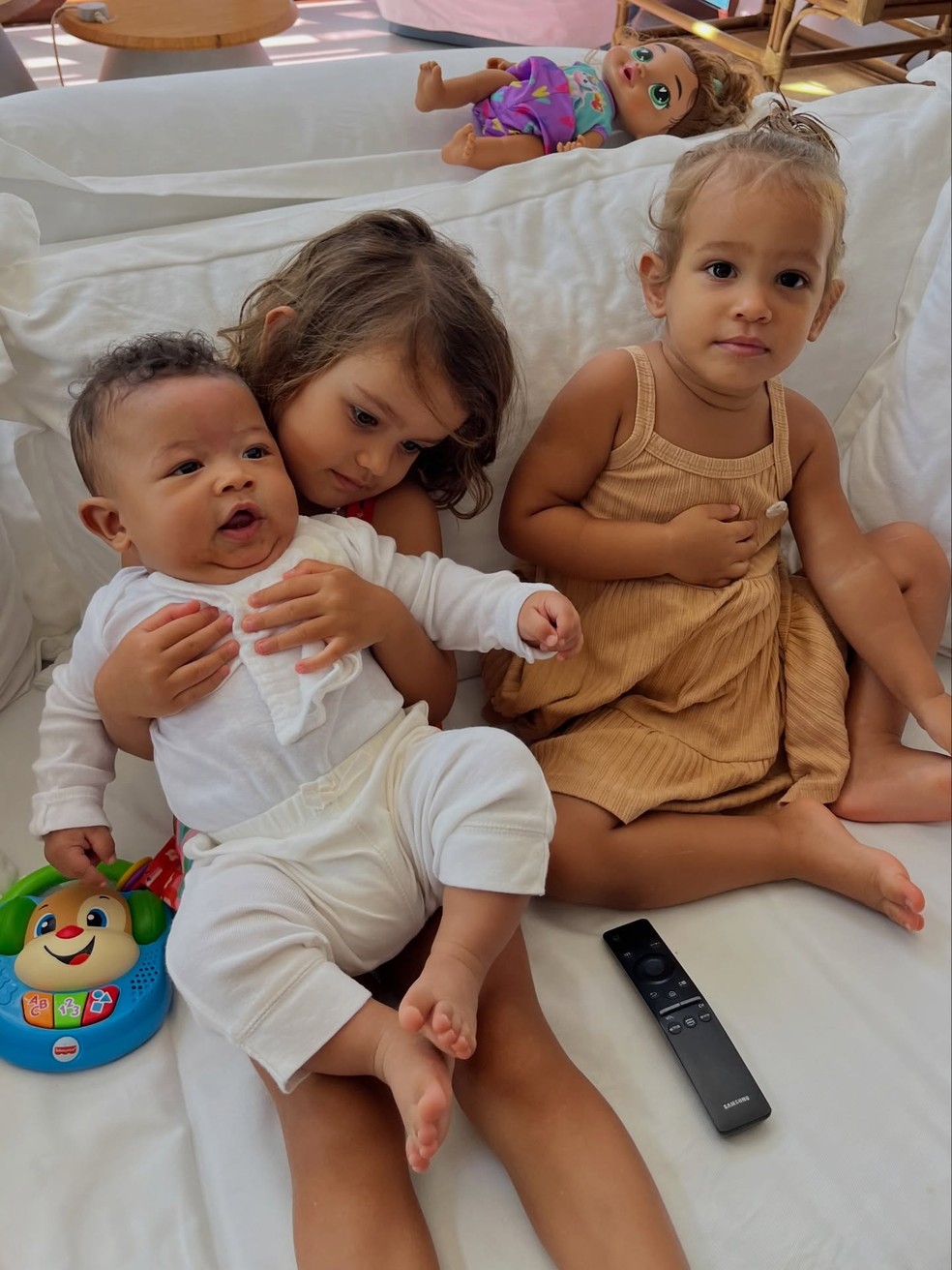 Bento, filho do Thiaguinho e de Carol Peixinho, com as primas — Foto: Reprodução/ Instagram