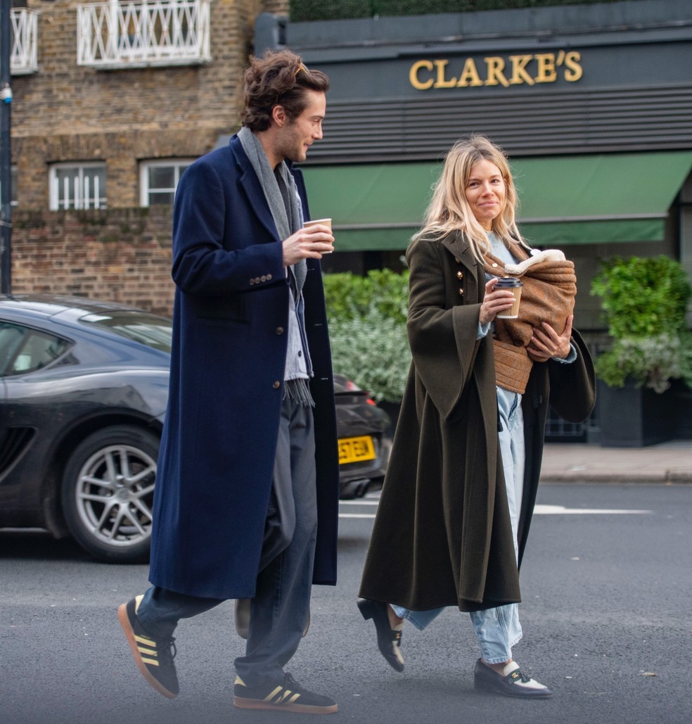 Sienna Miller foi vista passeando com o novo bebê pelas ruas de Londres — Foto: The Grosby Group