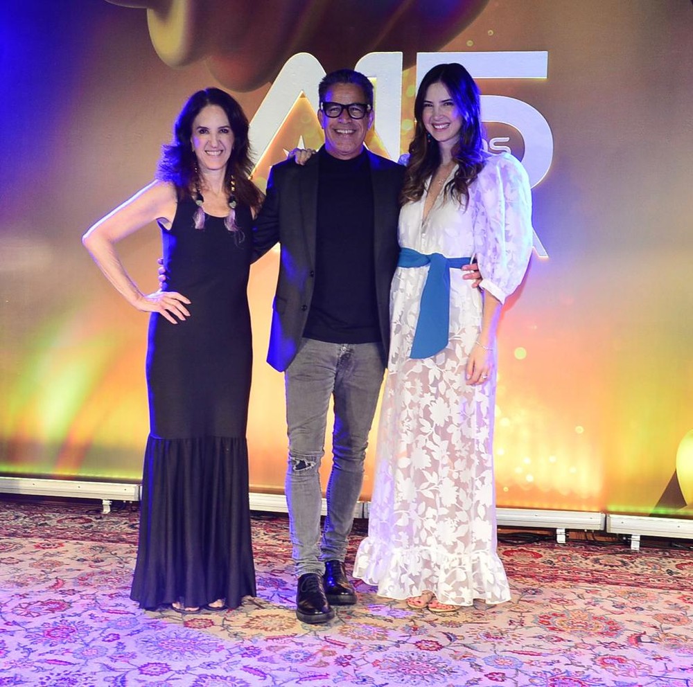 Famosos vão à festa de 15 anos da Produtora Aventura Teatros