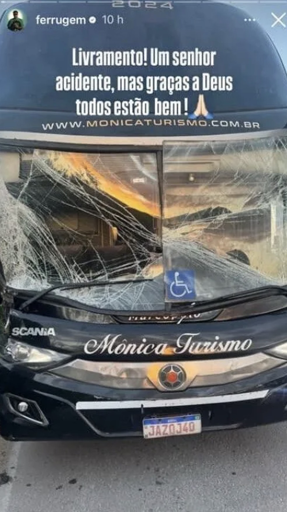 Ônibus de Ferrugem sofreu acidente no RS — Foto: Reprodução/Instagram