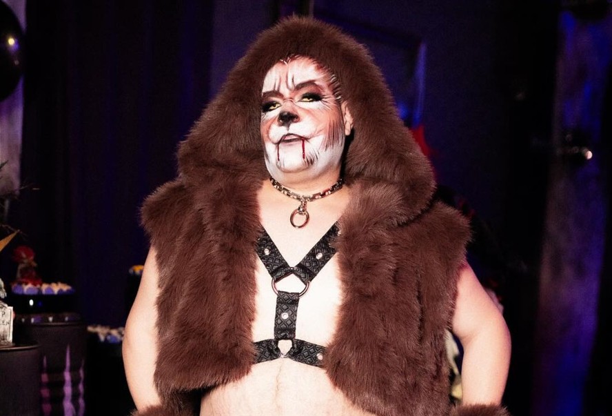 Tiago Abravanel comemora 37 anos com festa de Halloween e fantasia