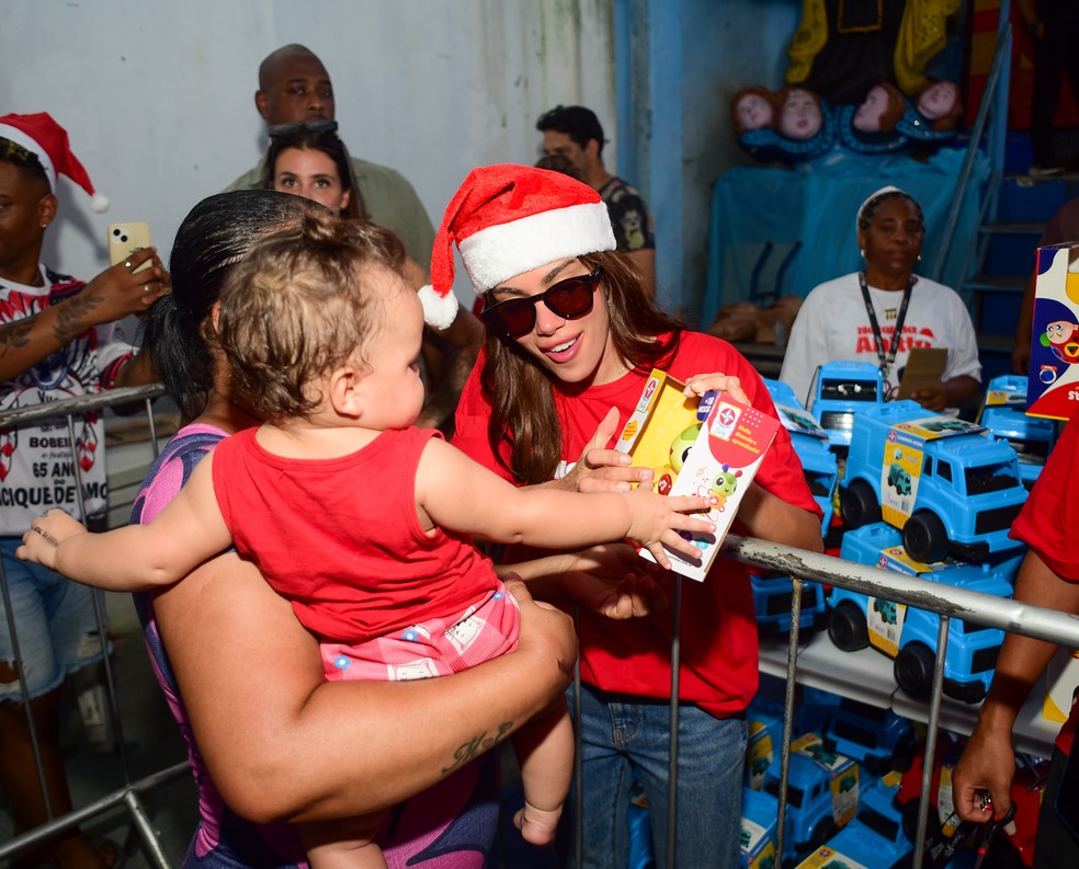 Anitta distribui cestas de Natal e brinquedos em Honório Gurgel — Foto: BrazilNews/Victor Chapetta