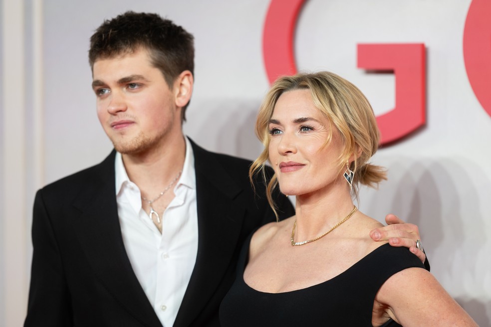 olha-ele-kate-winslet-faz-apari-o-rara-com-o-filho-mais-novo-em-red