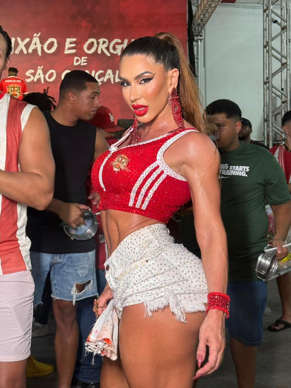 Andrea de Andrade, a Rainha das Supercoxas, rainha da Porto da Pedra — Foto: Lucas Freire