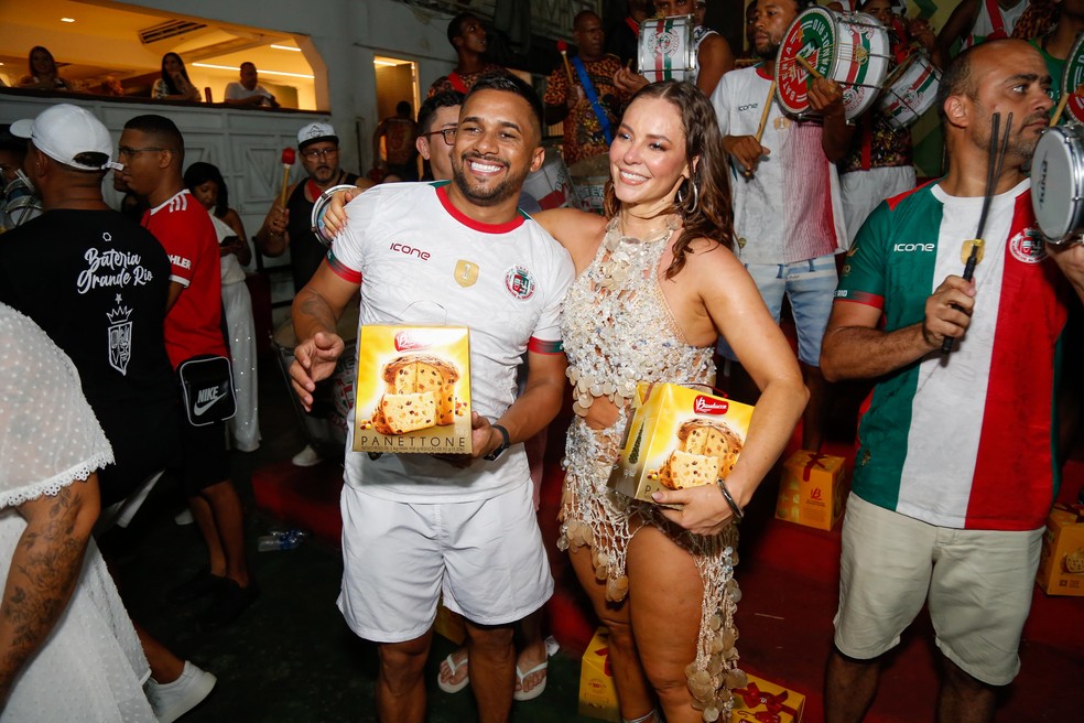 Paolla Oliveira distribui panetones em noite de samba — Foto: Paulo Tauil / AgNews