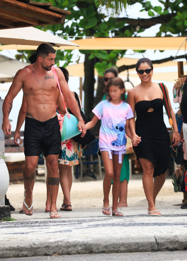 lexa-curte-dia-de-praia-com-namorado-ricardo-vianna-e-a-enteada-fotos