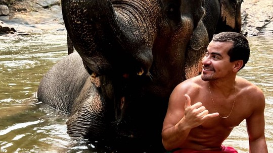 Thiago Martins toma banho de rio com elefante na Tailândia; vídeo