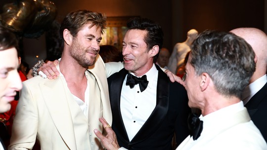 Hugh Jackman e Chris Hemsworth promovem encontro de Wolverine e Thor no Met Gala 2024