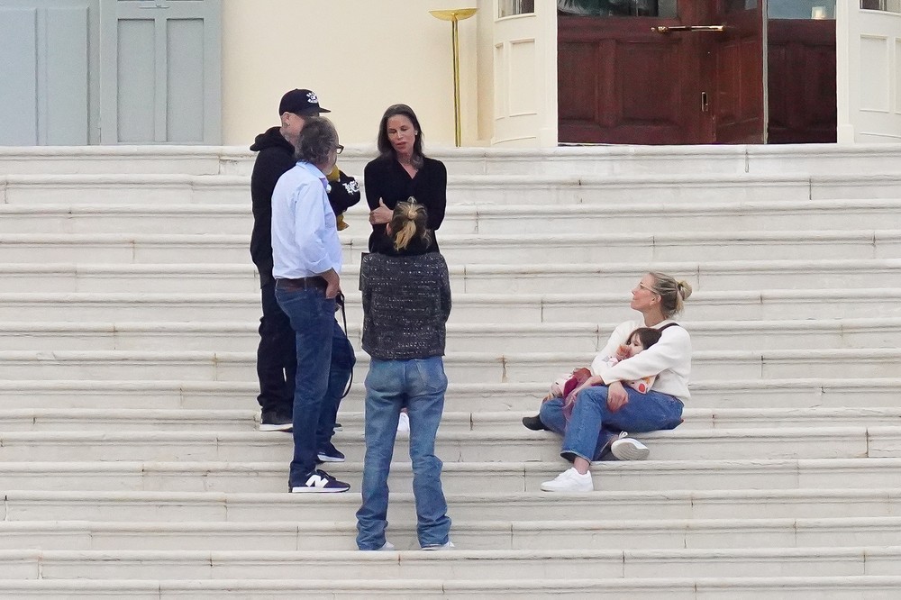 Cameron Diaz faz rara aparição com a filha pequena, Raddix, na França