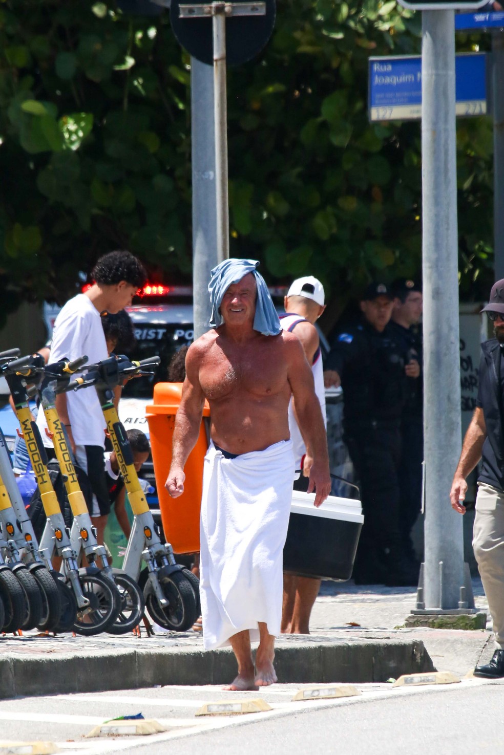 Robert F. Kennedy Jr., pai de Conor Kennedy e secretário de saúde dos EUA, aproveita praia no Rio de Janeiro antes do casamento do filho com Giulia Be — Foto: AgNews