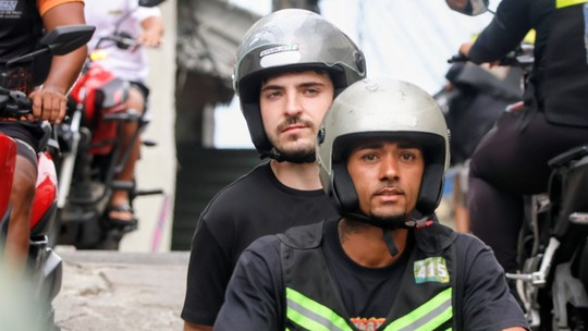 João Augusto Liberato Mergulha na Cultura Carioca em Visita ao Vidigal
