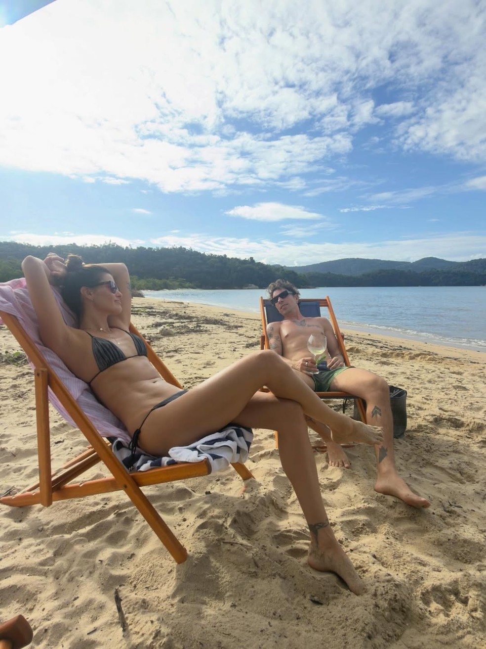 Di Ferrero abriu álbum de dia de praia com Isabeli Fontana e o enteado — Foto: Reprodução/Instagram