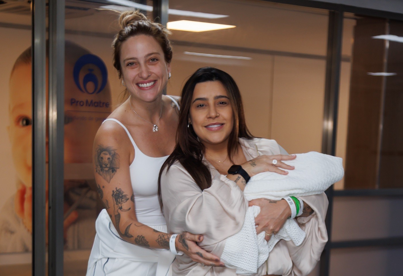 Lauana Prado deixa maternidade com o filho nos braços
