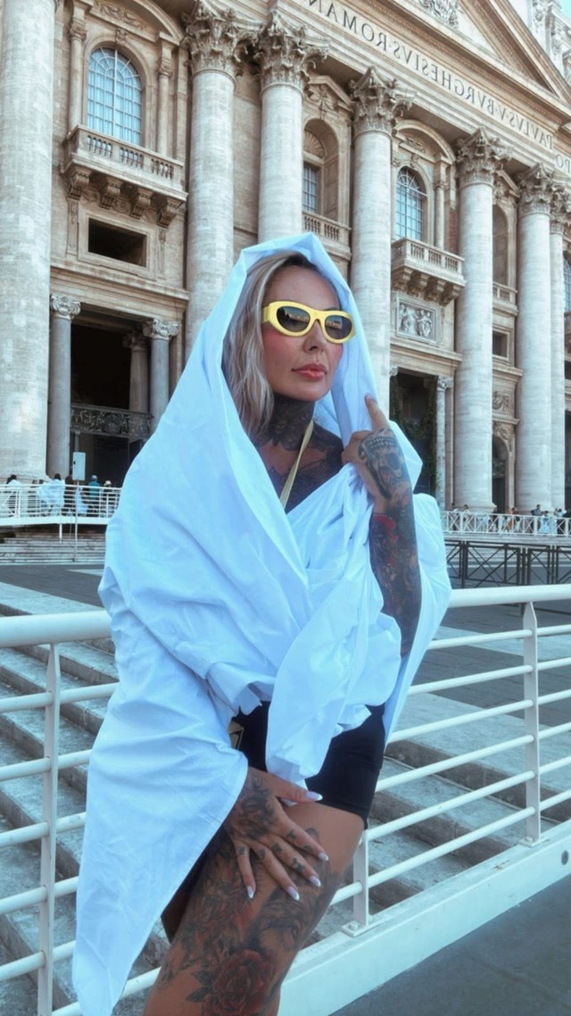 Sabrina Boing Boing Se Cobre Com Len ol No Vaticano E Diz Nunca Me 
