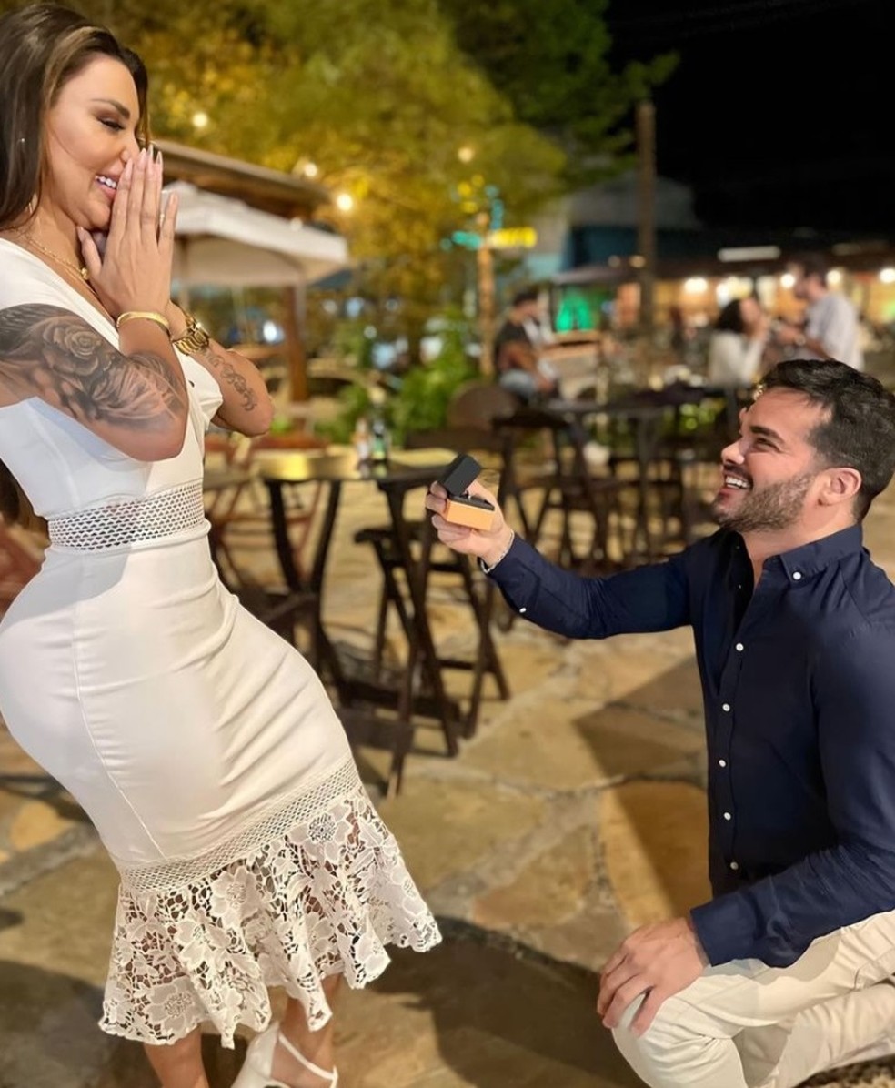 Jenny Miranda sendo pedida em casamento por Fabio Gontijo — Foto: Reprodução/ Instagram