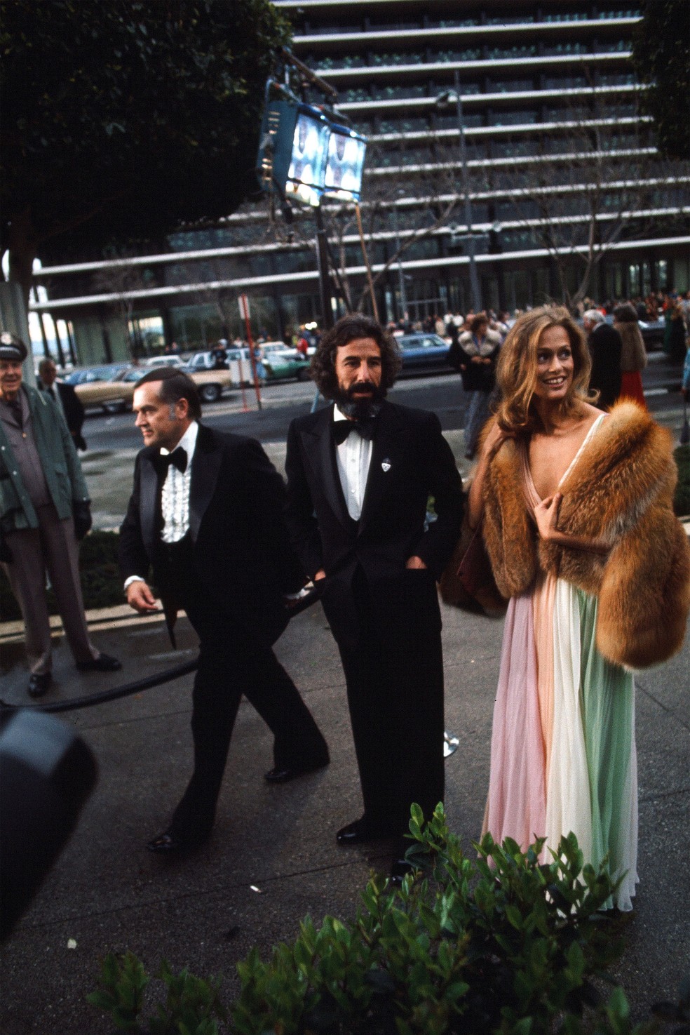Lauren Hutton no Oscar de 1975, usando Halston — Foto: Getty