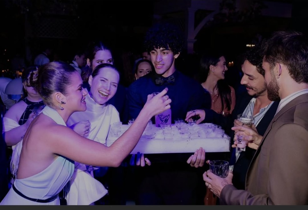 Maisa abre álbum de fotos do casamento de Giovanna Lancellotti e Gabriel David — Foto: Reprodução/ Instagram