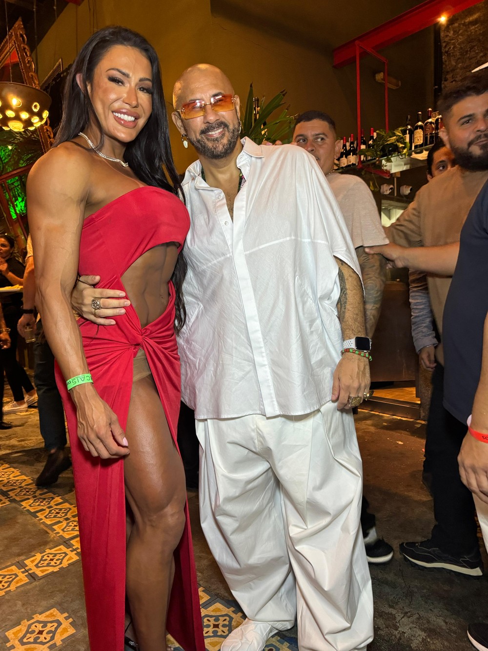 Gracyanne Barbosa lança filme e recebe carinho de filha de Belo