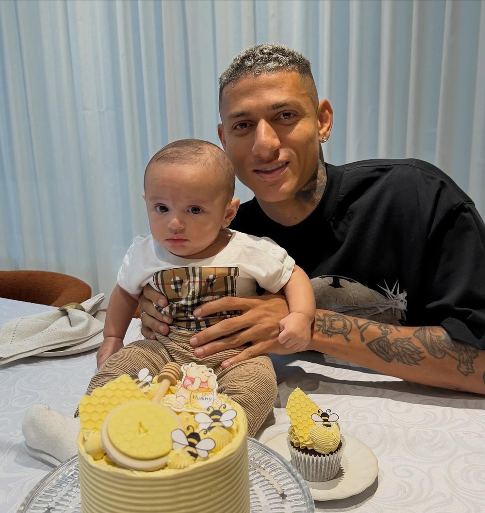 Jogador Richarlison e Amanda Araújo celebram 4 meses do filho ...