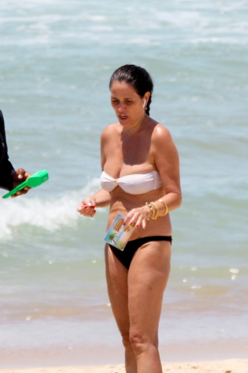 Apresentadora do RJTV, Ana Luiza Guimarães tem dia de descanso em praia com  a filha