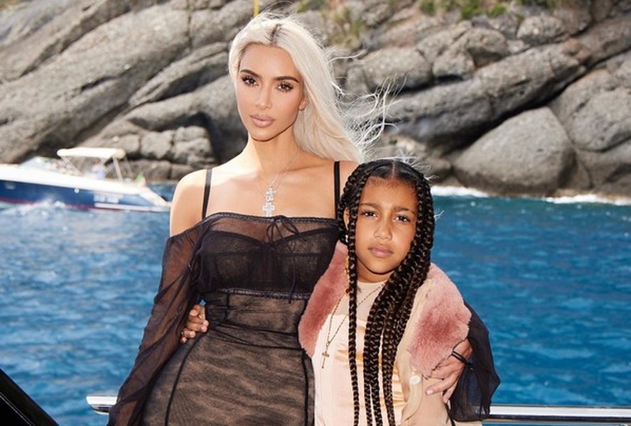 Kim Kardashian e North curtem passeio de barco (Foto: Reprodução/Instagram)